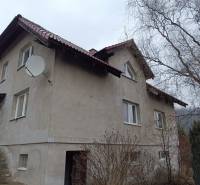 Na predaj rodinný dom Orovnica - Rodinný dom v Orovnici s bledou fasádou, satelitnou anténou a šikmou strechou.