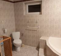 Na predaj rodinný dom Orovnica - Kúpeľňa v rodinnom dome s vaňou, toaletou a obkladmi v neutrálnych tónoch.