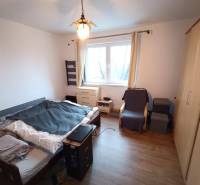 Na predaj rodinný dom Orovnica - Spálňa v Rodinnom dome s posteľou, skrine, kreslom a podlahou s dreveným dekorom.