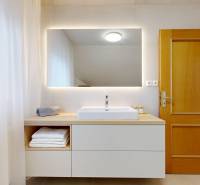 RIVERS | Viacgeneračný zrekonštruovaný rodinný dom v Ivanke pri Dunaji - Kúpeľňa v rodinnom dome s umývadlom, zrkadlom a závesmi na drevenom dekore.