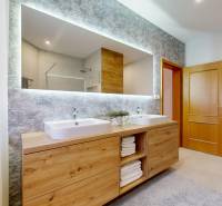 RIVERS | Viacgeneračný zrekonštruovaný rodinný dom v Ivanke pri Dunaji - Kúpeľňa v rodinnom dome s dvojitým umývadlom a dekoratívnymi drevenými prvkami.