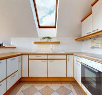 RIVERS | Viacgeneračný zrekonštruovaný rodinný dom v Ivanke pri Dunaji - Kuchyňa v rodinnom dome s oknom v streche, biele skrinky, drevený dekor.
