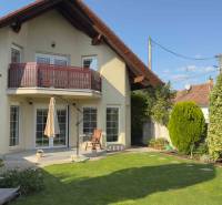 RIVERS | Viacgeneračný zrekonštruovaný rodinný dom v Ivanke pri Dunaji - Rodinný dom na Puškinovej ulici v Ivanke pri Dunaji s terasou, balkónom a záhradou.