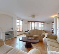 Veľkometrážny byt na Slavíne s výhľadom na mesto - Priestranná obývačka v 5 a viac izbovom byte na ulici Havlíčkova so štýlovým nábytkom.