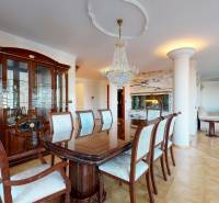 Veľkometrážny byt na Slavíne s výhľadom na mesto - V priestrannom 5 a viac izbovom byte s nábytkom je veľký luster a vitríny.