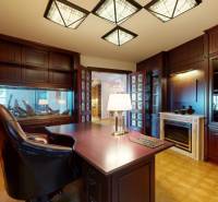 Veľkometrážny byt na Slavíne s výhľadom na mesto - Kancelária s dreveným nábytkom a akváriom, vhodná pre 5 a viac izbový byt, na ulici Havlíčkova.