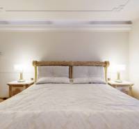 Veľkometrážny byt na Slavíne s výhľadom na mesto - Luxusná spálňa s veľkou posteľou a elegantným nábytkom, ideálna pre 5 a viac izbový byt.