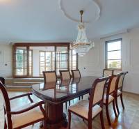 Veľkometrážny byt na Slavíne s výhľadom na mesto - Jedáleň s veľkým stolom, oknami, lustrom, na ulici Havlíčkova, 5 a viac izbový byt.