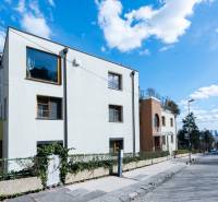 Veľkometrážny byt na Slavíne s výhľadom na mesto - Na ulici Havlíčkova stojí bytový dom s viacerými poschodiami a veľkými oknami.