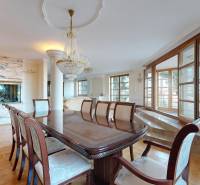 Veľkometrážny byt na Slavíne s výhľadom na mesto - Na ulici Havlíčkova sa nachádza luxusný 5 a viac izbový byt s veľkým oknom.