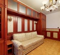 Veľkometrážny byt na Slavíne s výhľadom na mesto - Obývačka na ulici Havlíčkova s drevenými skriňami, lustrom a historickým nádychom v 5 a viac izbovom byte.