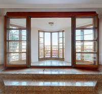 Veľkometrážny byt na Slavíne s výhľadom na mesto - Elegantný priestor so schodíkmi a veľkými oknami, ideálny pre 5 a viac izbový byt.