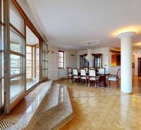 Veľkometrážny byt na Slavíne s výhľadom na mesto - Rozsiahla obývacia izba s francúzskymi oknami a elegantným osvetlením, ideálna pre 5 izbový byt.