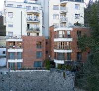 Veľkometrážny byt na Slavíne s výhľadom na mesto - Päť a viac izbový byt na ulici Havlíčkova, v obklopení stromov a terás.