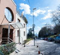 Veľkometrážny byt na Slavíne s výhľadom na mesto - Ulica Havlíčkova, parkovisko, autá, budova s okrúhlym oknom, 5 a viac izbový byt.