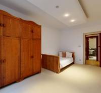 Veľkometrážny byt na Slavíne s výhľadom na mesto - Izba s drevenou skriňou a posteľou, vedie do kúpeľne, lokalita ulica Havlíčkova.