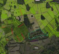 Beša – 4.571 m2 POĽNOHOSPODÁRKA PÔDA a LESY - Letecký pohľad na poľnohospodárske a lesné pozemky v okolí Beše so zvýraznenými parcelami.