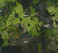 Beša – 4.571 m2 POĽNOHOSPODÁRKA PÔDA a LESY - Letecký pohľad na poľnohospodárske a lesné pozemky v oblasti Beše so zdôraznenými územiami.