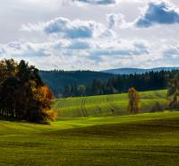 Beša – 4.571 m2 POĽNOHOSPODÁRKA PÔDA a LESY - Zelené poľnohospodárske a lesné pozemky v Beši s kopcovitým horizontom a listnatými stromami.