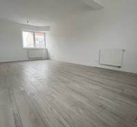 REZERVOVANÉ! Na predaj 2 izb. byt blízko centra, Chorvátsky Grob - Priestranná izba s podlahou s dreveným dekorom v 2-izbovom byte.