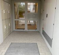 REZERVOVANÉ! Na predaj 2 izb. byt blízko centra, Chorvátsky Grob - Vchod do bytového domu na Školskej ulici v Chorvátskom Grobe, s uzamykateľnými schránkami.