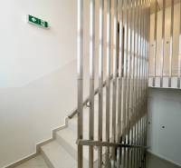 REZERVOVANÉ! Na predaj 2 izb. byt blízko centra, Chorvátsky Grob - Schodisko so zábradlím a únikovou značkou v 2-izbovom byte.