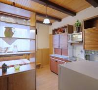 Nová ponuka - Rodinný dom v CENTRE MESTA Rajecké Teplice - Kuchyňa v rodinnom dome s dreveným dekorom, otvorenou policou a závesnou lampou.