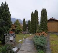 Nová ponuka - Rodinný dom v CENTRE MESTA Rajecké Teplice - Rodinný dom v Rajeckých Tepliciach so záhradou, chodníkom a ihličnatými stromami.