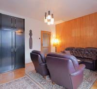 Nová ponuka - Rodinný dom v CENTRE MESTA Rajecké Teplice - Obývacia izba v rodinnom dome s koženou sedačkou a dreveným dekorom na stene.