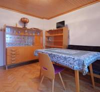 Nová ponuka - Rodinný dom v CENTRE MESTA Rajecké Teplice - Jedáleň v rodinnom dome so stolom, stoličkou, vitrínou a podlahou s dreveným dekorom.