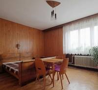 Nová ponuka - Rodinný dom v CENTRE MESTA Rajecké Teplice - Izba s dreveným obložením a podlahou s dreveným dekorom v rodinnom dome.