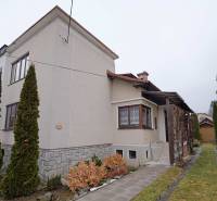 Nová ponuka - Rodinný dom v CENTRE MESTA Rajecké Teplice - Rodinný dom v Rajeckých Tepliciach s upravenou záhradou a ihličnatými stromami.