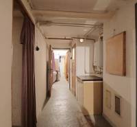 Nová ponuka - Rodinný dom v CENTRE MESTA Rajecké Teplice - Chodba v rodinnom dome s betónovou podlahou a schodiskom na poschodie.