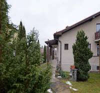 Nová ponuka - Rodinný dom v CENTRE MESTA Rajecké Teplice - Rodinný dom v Rajeckých Tepliciach s cestou cez udržiavanú záhradu obklopenú tujami.