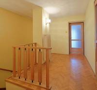 Nová ponuka - Rodinný dom v CENTRE MESTA Rajecké Teplice - Chodba v rodinnom dome s podlahou s dreveným dekorom a dreveným zábradlím.