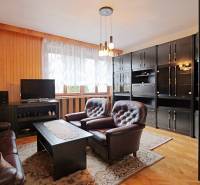 Nová ponuka - Rodinný dom v CENTRE MESTA Rajecké Teplice - Obývačka s koženým nábytkom, podlahou s dreveným dekorom a tmavým nábytkom v rodinnom dome.