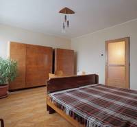 Nová ponuka - Rodinný dom v CENTRE MESTA Rajecké Teplice - Spálňa v rodinnom dome s dreveným dekorom, masívnym nábytkom a kvetmi v kvetináči.