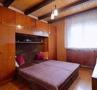 Nová ponuka - Rodinný dom v CENTRE MESTA Rajecké Teplice - Spálňa s podlahou s dreveným dekorom a vstavanými skriňami v rodinnom dome.