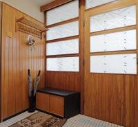 Nová ponuka - Rodinný dom v CENTRE MESTA Rajecké Teplice - Chodba v rodinnom dome, drevené obloženie a dvere, stojan na dáždniky.