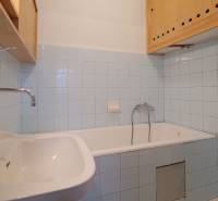 Nová ponuka - Rodinný dom v CENTRE MESTA Rajecké Teplice - Kúpeľňa v rodinnom dome s vaňou, obkladom a úložným priestorom nad umývadlom.