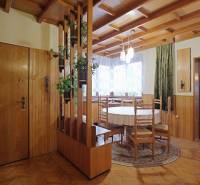 Nová ponuka - Rodinný dom v CENTRE MESTA Rajecké Teplice - Jedáleň v rodinnom dome s podlahou s dreveným dekorom a dreveným obložením stien.