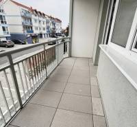 Na predaj 2 izb. byt s balkónom blízko centra, Chorvátsky Grob - Balkón s dlažbou v 2-izbovom byte na Školskej ulici v Chorvátskom Grobe.