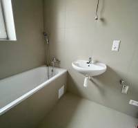 Na predaj 2 izb. byt s balkónom blízko centra, Chorvátsky Grob - Kúpeľňa s vaňou a umývadlom v 2-izbovom byte, béžové obklady.