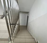 Na predaj 2 izb. byt s balkónom blízko centra, Chorvátsky Grob - Schodisko v 2-izbovom byte s dlažbou a oceľovým zábradlím vedúce na spodné poschodie.