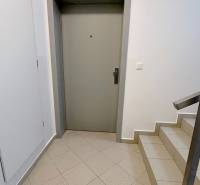 Na predaj 2 izb. byt s balkónom blízko centra, Chorvátsky Grob - Vstup do 2-izbového bytu s dlažbou a schodiskom vo vstupnej časti.