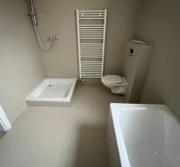 Na predaj 2 izb. byt s balkónom blízko centra, Chorvátsky Grob - Kúpeľňa v 2-izbovom byte obsahuje sprchovací kút, vaňu, toaletu a rebríkový radiátor.