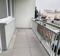 Na predaj 2 izb. byt s balkónom blízko centra, Chorvátsky Grob - Balkón v 2-izbovom byte na Školskej ulici v Chorvátskom Grobe s výhľadom na ulicu.