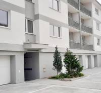 Na predaj 2 izb. byt s balkónom blízko centra, Chorvátsky Grob - Bytový dom na Školskej ulici v Chorvátskom Grobe so vstavanými garážami a parkovaním.