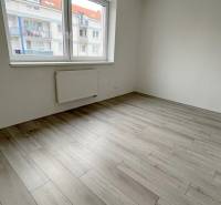 Na predaj 2 izb. byt s balkónom blízko centra, Chorvátsky Grob - Izba s podlahou s dreveným dekorom a veľkým oknom v 2-izbovom byte.