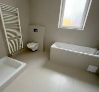 Na predaj 2 izb. byt s balkónom blízko centra, Chorvátsky Grob - Kúpeľňa v 2-izbovom byte s vaňou, toaletou a rebríkovým radiátorom.